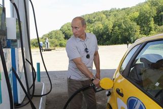 "Jezdím tiše." Putin za volantem se prohání po Moskvě inkognito, vadí mu kurýři